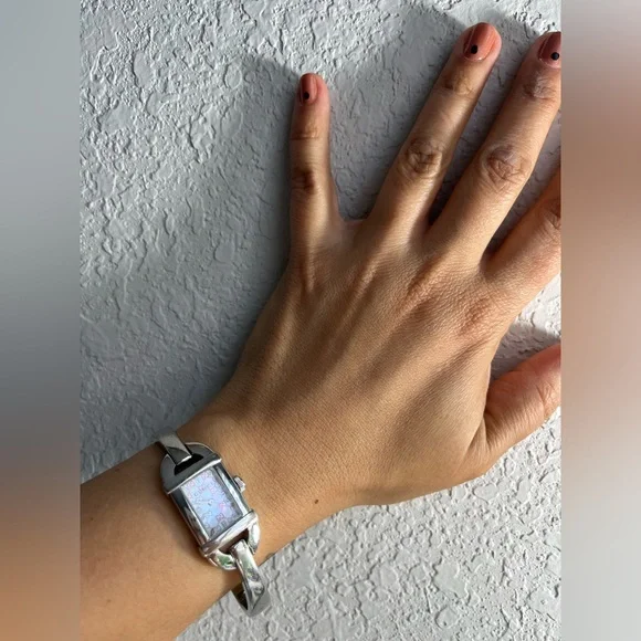 Gucci YA068588 6800L MOTHER OF PEARL Women Bangle Watch display picture 2